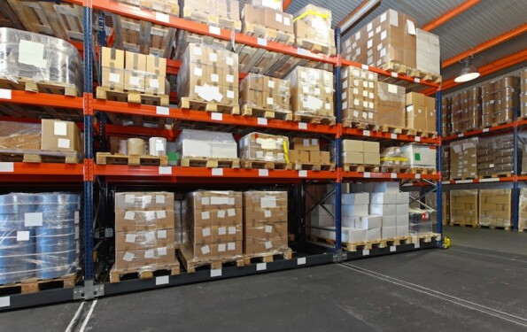 Mobile aisle racking